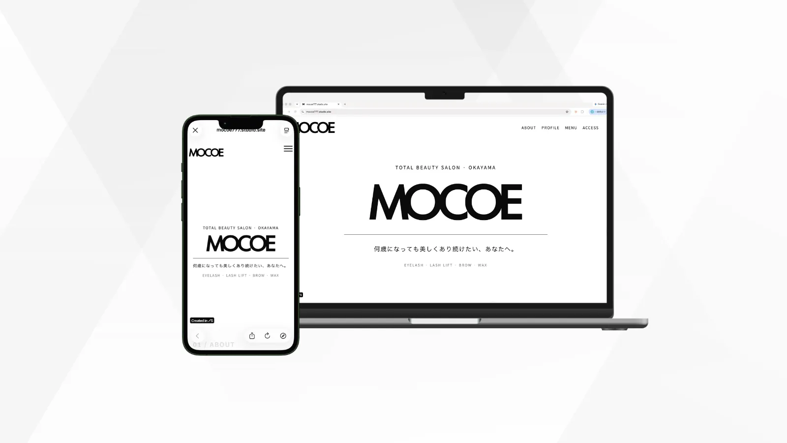 MOCOEのWebサイトのトップ画面をノートパソコンとスマートフォンで表示した画像。白い背景に黒のMOCOEのロゴ