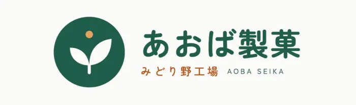 仮想の工場「あおば製菓 みどり野工場」のロゴ。緑の円に双葉のマーク